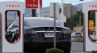 Американският производител на електрически луксозни автомобили Tesla Inc не успява