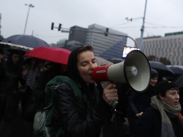 Няколко хиляди полякини, облечени в черно, участваха в протестни шествия
