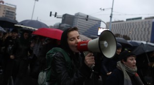 Няколко хиляди полякини облечени в черно участваха в протестни шествия