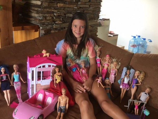 Мадлен е на 10 години и вече продава куклите си.