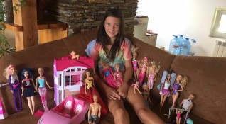 Мадлен е на 10 години и вече продава куклите си