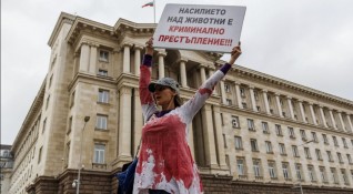 Членове на сдружение Български вегански съюз протестираха и поискаха оставката