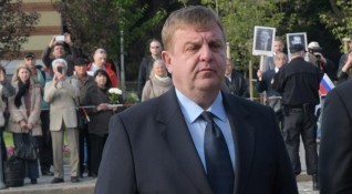 Военният министър Красимир Каракачанов отново призова да не се бърза