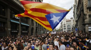 Испанското правителство призова каталунските сепаратисти да разпуснат регионалния парламент и