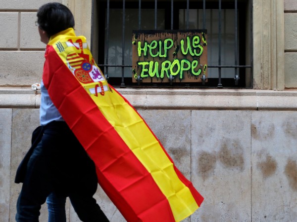 Премиерът на Испания Мариано Рахой залага всичко на принудителната сила