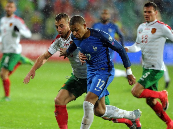 България загуби с 0:1 домакинството си на Франция и илюзорните