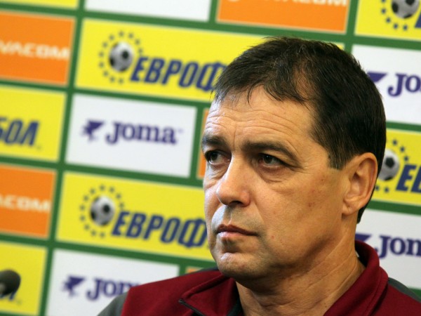 Селекционерът на България Петър Хубчев похвали играчите след минималната загуба
