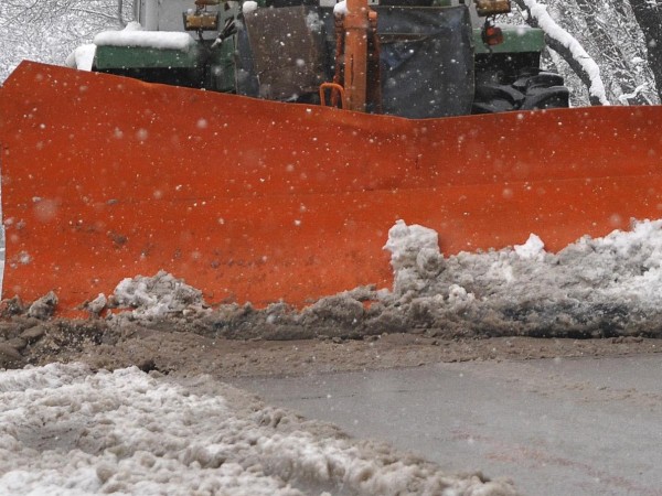 Екипи на Столичната община почистват от сняг пътища в планинските