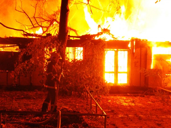 Голям пожар избухна в центъра на Бургас. Инцидентът е възникнал