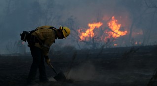 Расте броят на жертвите на пожарите които вилнеят в някои