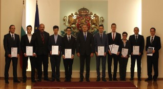Президентът Румен Радев връчи 15 ите президентски отличия Джон Атанасов на