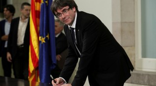 Премиерът на Каталуния Карлес Пучдемон подписа в Барселона декларация за
