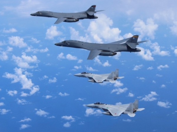Американски стратегически бомбардировачи B-1B и японски и южнокорейски изтребители за