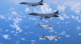 Американски стратегически бомбардировачи B 1B и японски и южнокорейски изтребители за