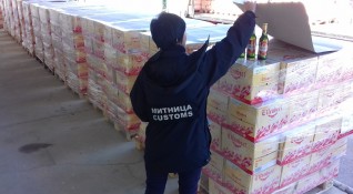 Митничари задържаха над 30 000 бутилки чешка бира без платен