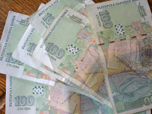 Близо 5 000 евро и 3 200 лева са откраднати