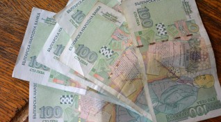 Близо 5 000 евро и 3 200 лева са откраднати от частен
