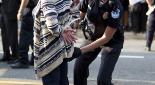 Полицията на гръцкия град Лариса залови 44 годишна жена от България