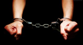 Двама българи са осъдени на осем месеца затвор в Нова