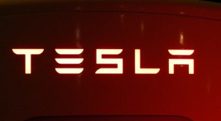 Производителят на електромобили Tesla изтегля 11 хил спортни коли Model