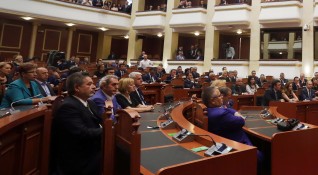 Албанската телеграфна агенция съобщи че албанският парламент все още не