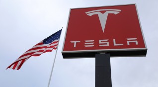 Американската компания за луксозни електромобили Tesla Inc е уволнила около