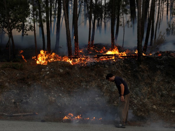 Двама души са загинали при горски пожари на различни места