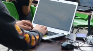 12 от българските деца се отглеждат по скайп от родителите