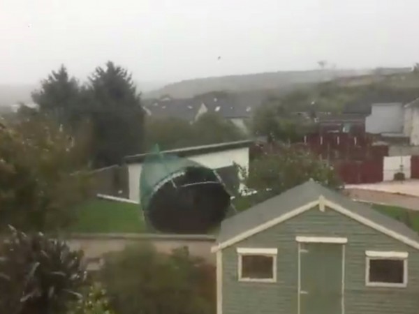Тропическата буря Офелия връхлетя южното крайбрежие на Ирландия, повали дървета