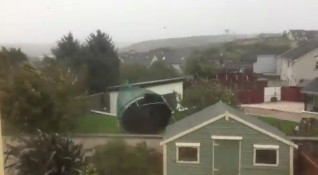 Тропическата буря Офелия връхлетя южното крайбрежие на Ирландия повали дървета