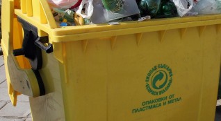 Във Велико Търново поставят заключващи механизми срещу вандализъм на контейнерите