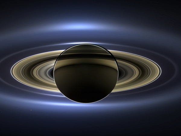 Последните снимки и научни данни от сондата "Касини" помогнаха на