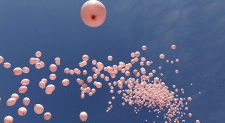 1200 розови балона полетяха в небето над София в памет