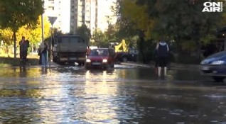 Авария на водопровод превърна улиците в пловдивския квартал Тракия в