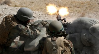 Талибаните извършиха два самоубийствени атентата с коли бомби срещу военен