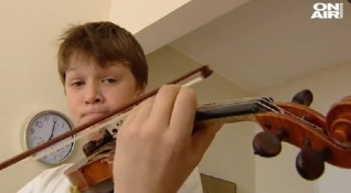 13 годишен цигулар покорява големи сцени Музиката е неизменна част от