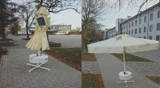Иновативен чадър със соларен панел който може да зареди телефона