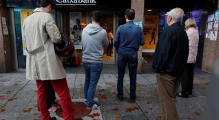 Клиенти на банки в Каталуния теглят пари от финансовите институции