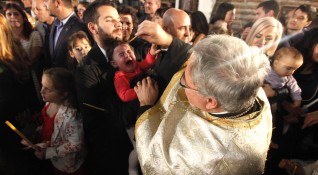Общо 1000 български бебета получиха днес Свето кръщение и станаха
