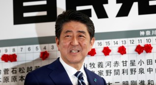 Управляващата консервативна коалиция на премиера Шиндзо Абе печели голяма победа