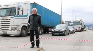 Мъж загради част от Кукленско шосе на входа на Пловдив