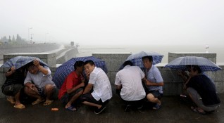 Тайфунът Саола който преминава покрай Японските острови доведе до отмяна