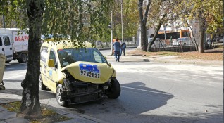 Луксозен Мерцедес предизвика тежка катастрофа с таксиметров автомобил на столичното