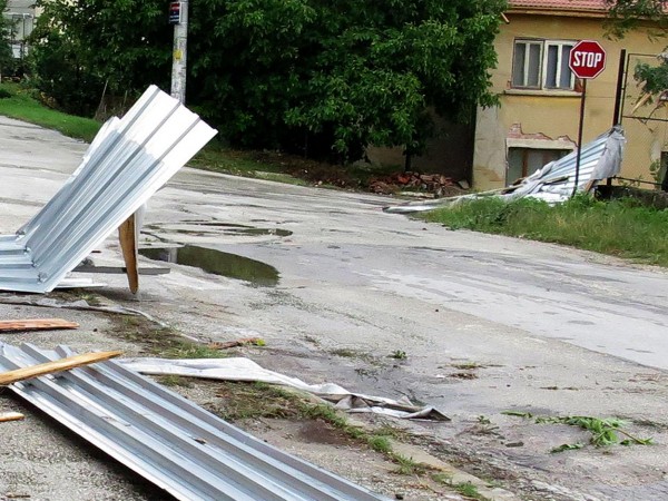 Силният вятър, който премина през община Враца през последното денонощие,